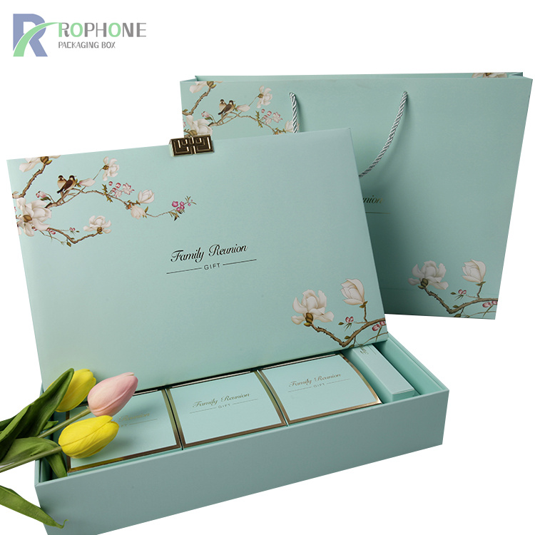What kind of cosmetic gift box should I choose for my girlfriend?